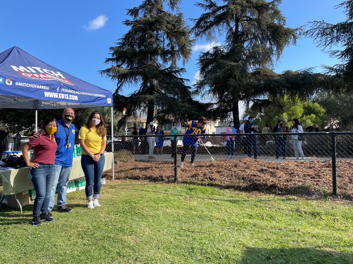 LACityDPW's tweet photo. Today, hundreds of Angelenos joined our #TomLaBonge Day of Service with @lacivilrights and various partners to beautify Griffith Park, Silver Lake, Watts, South LA & North Hollywood. Thank you all for rolling up your sleeves to improve @LACity in honor of #MrLA. #DayofService https://t.co/xRLcRl5SOi