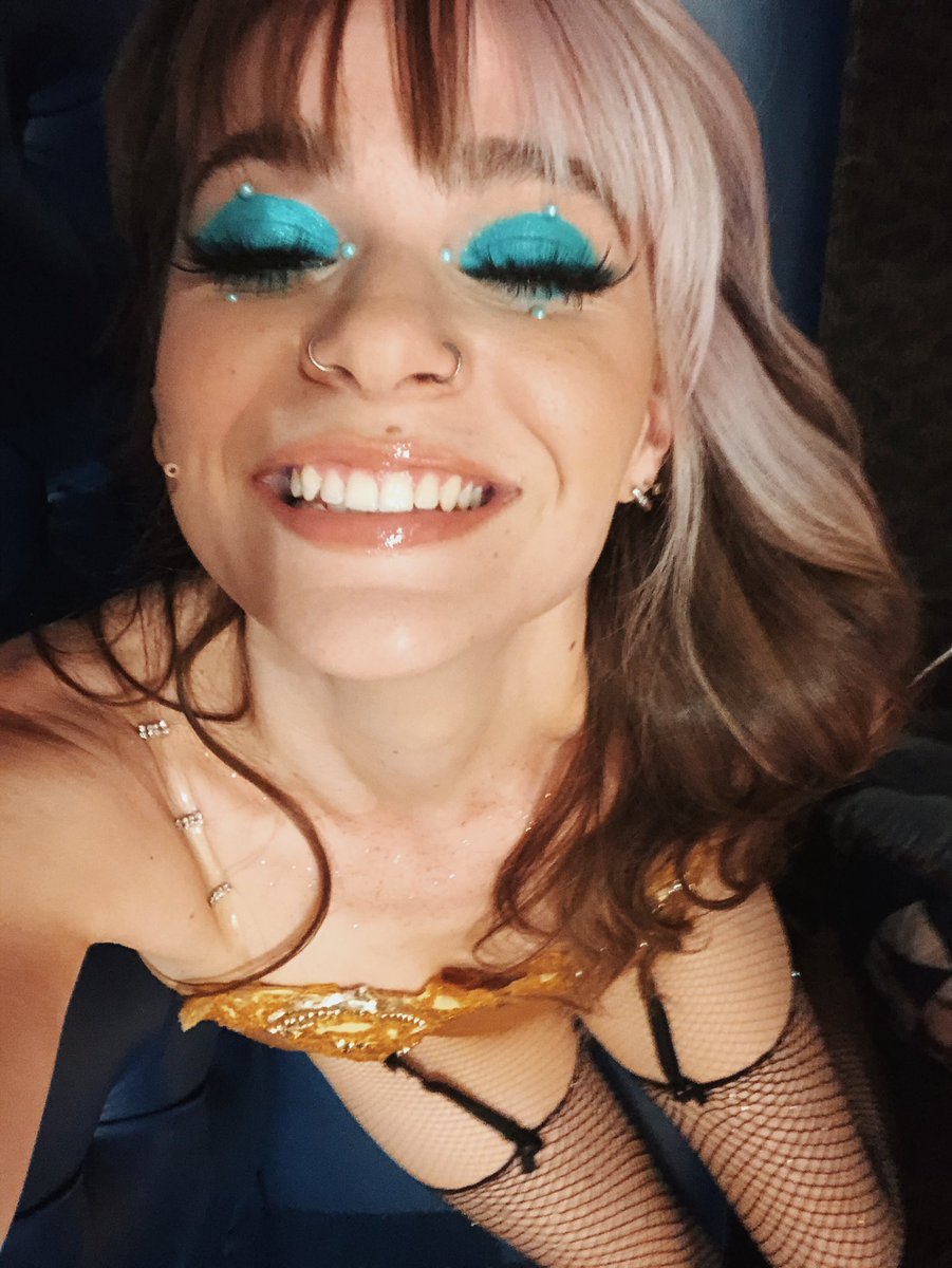 stevieyoniverse's tweet photo. closing night tonight of my sold out weekend. i’m sooooo proud beyond what i could’ve imagined. https://t.co/kz02b7ouKL
