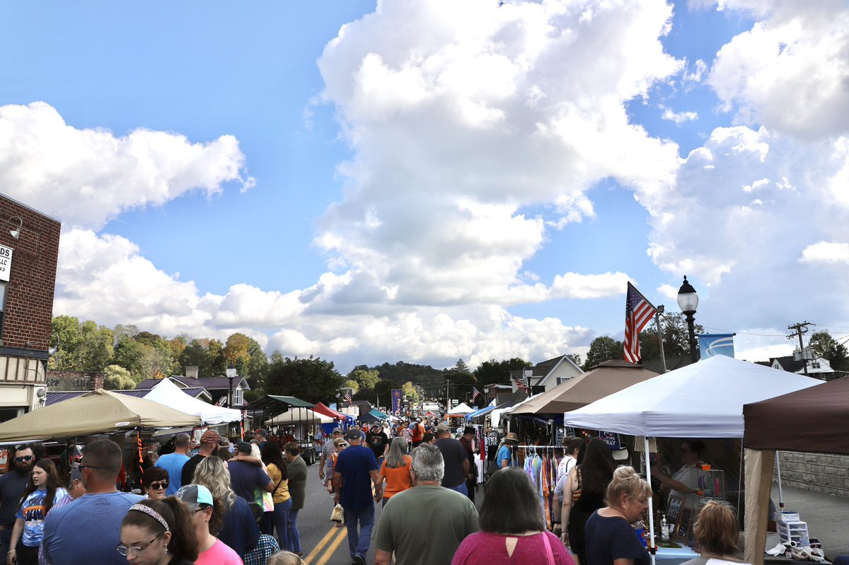 UVA_Wise's tweet photo. We ❤️ seeing our Cavs and their families having a great time in Wise at the Fall Fling!

Enjoy the music, buy some homemade crafts, and be sure to try some tasty treats from the food trucks! 

#UVAWise https://t.co/9kngGs6JAe