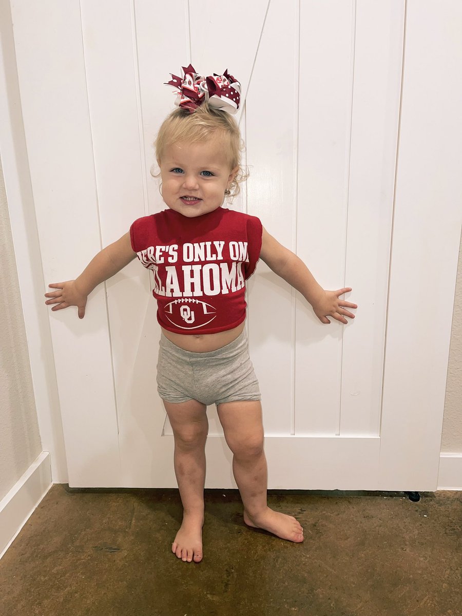 shawtyshawna2's tweet photo. I personally have never seen cuter OU fans… how about you? @OU_Football https://t.co/6xYzCs0sh6