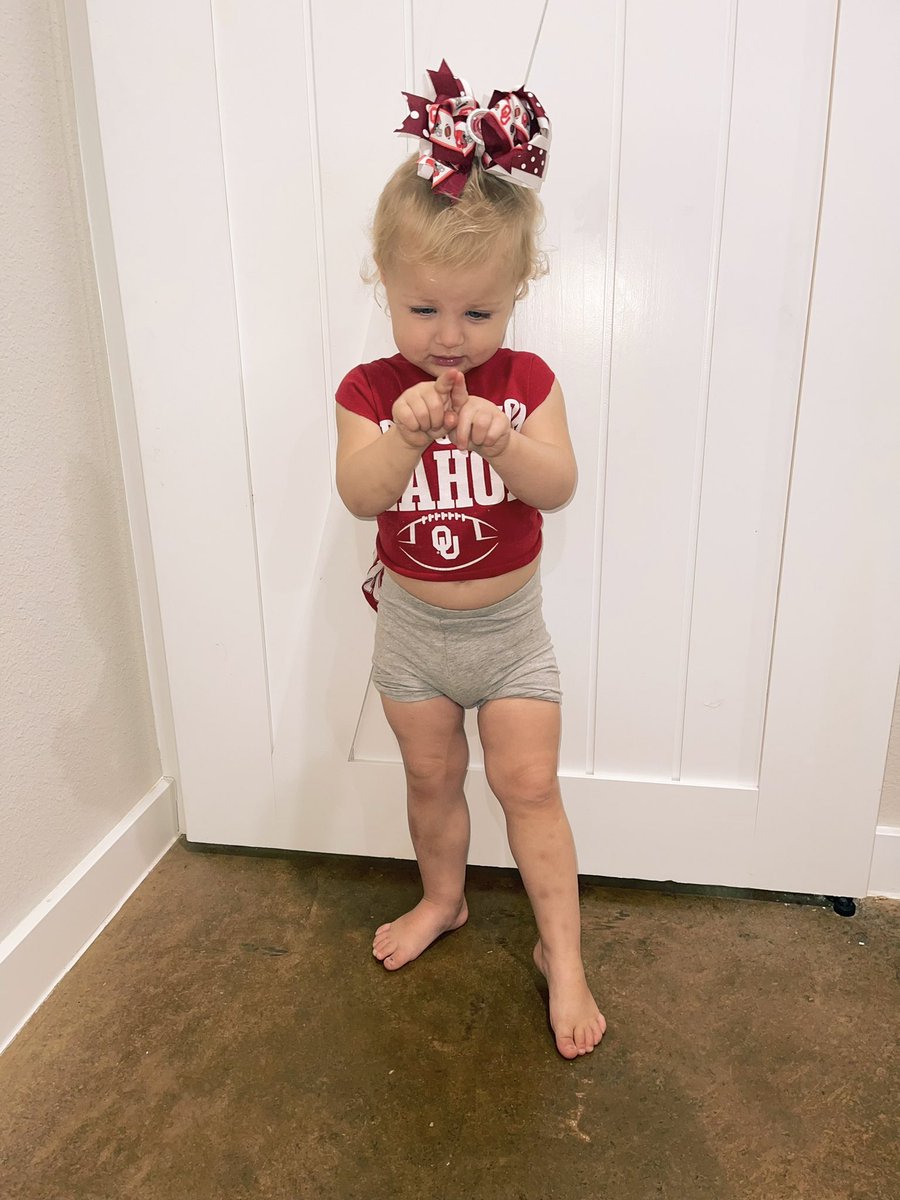 shawtyshawna2's tweet photo. I personally have never seen cuter OU fans… how about you? @OU_Football https://t.co/6xYzCs0sh6