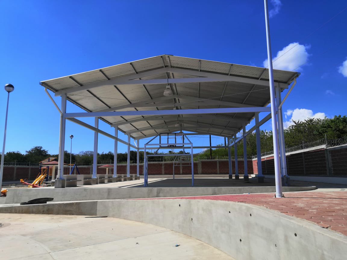 HectorAstudillo's tweet photo. Esta escuela completamente nueva fue reubicados y construida en su totalidad. Cuenta con 7 aulas, cocina, biblioteca, sanitarios, bodega, juegos, barda, cancha techada, cisterna y equipamiento. https://t.co/XPVIsJgxVS