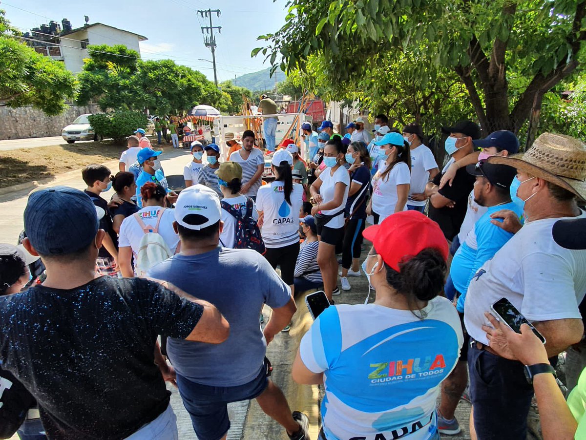 LFSalasR's tweet photo. El #EquipoCAPAZ sumado a la iniciativa de nuestro presidente @JorgeSanchez para mantener un #ZihuaAl100, participando activamente en la limpieza en el Info El Hujal en la #CiudadDeTodos. https://t.co/peXXmE9jDW