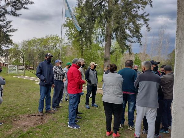 Redamparo's tweet image. RED AMPARO ARGENTINA: 
REUNION DEL FORO ISLEÑO DEL PARANA EN EL CANAL IRIGOYEN - CAMPANA/ZÁRATE KM 102.5 CON VECINOS INDIGNADOS POR LA INSEGURIDAD EN UN COMISARIO QUE SE FUGO AL VERLOS. VERGUENZA TOTAL.!!