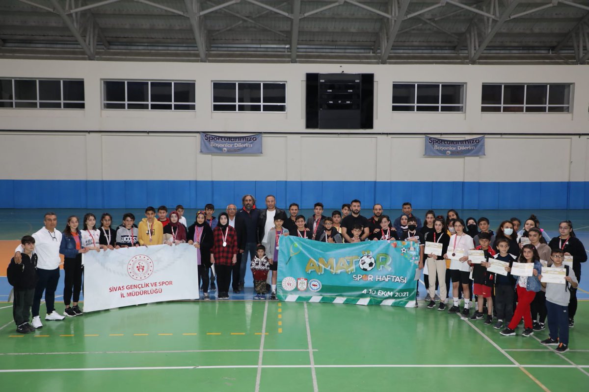 GSB_Sivas's tweet photo. #AmatörSporHaftası Badminton İl Birinciliği turnuvasında dereceye giren sporcularımıza madalya takdim töreni gerçekleştirildi 🏆
Sporcu ve antrenörlerimizi tebrik ederiz 👏👏 https://t.co/S9kHuK692s