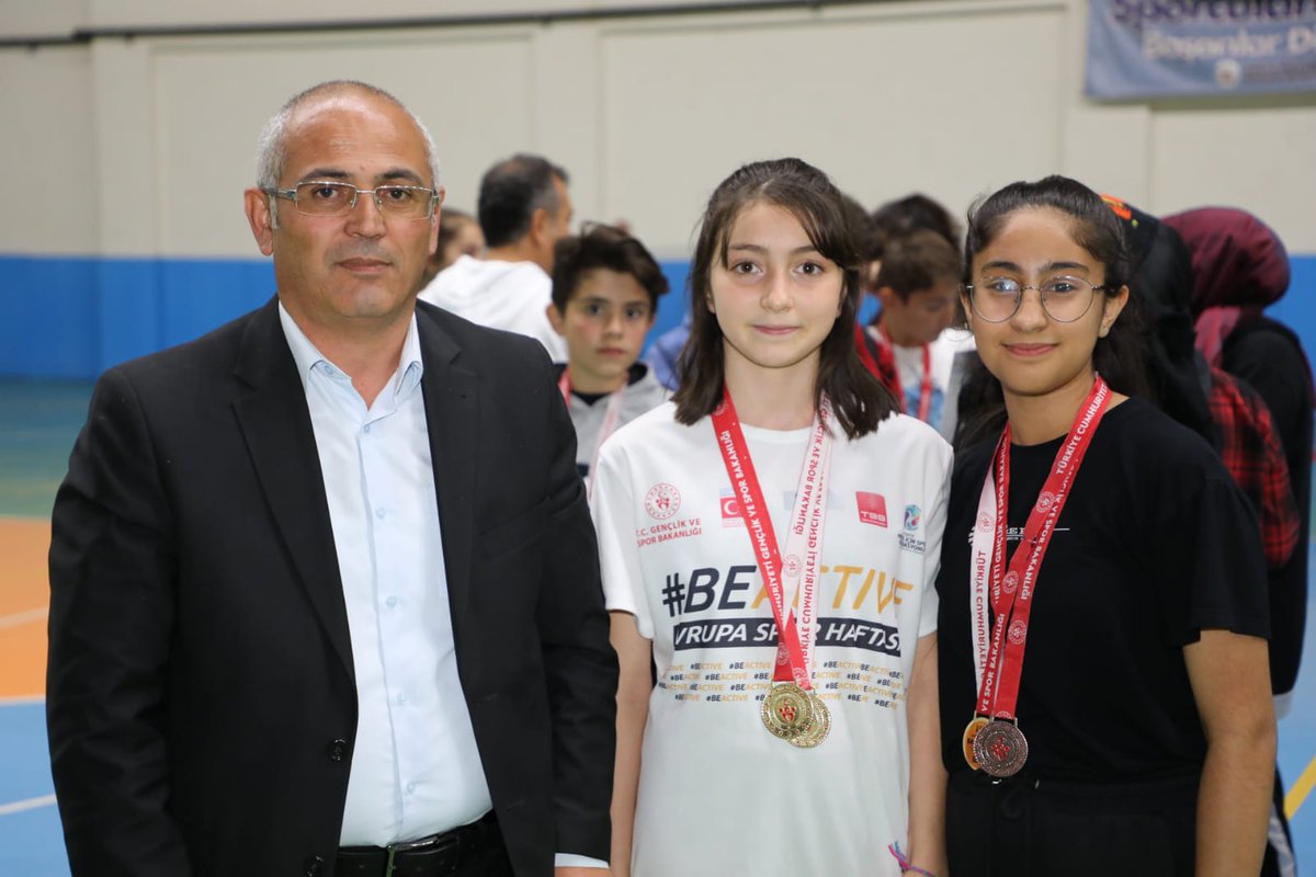 GSB_Sivas's tweet photo. #AmatörSporHaftası Badminton İl Birinciliği turnuvasında dereceye giren sporcularımıza madalya takdim töreni gerçekleştirildi 🏆
Sporcu ve antrenörlerimizi tebrik ederiz 👏👏 https://t.co/S9kHuK692s
