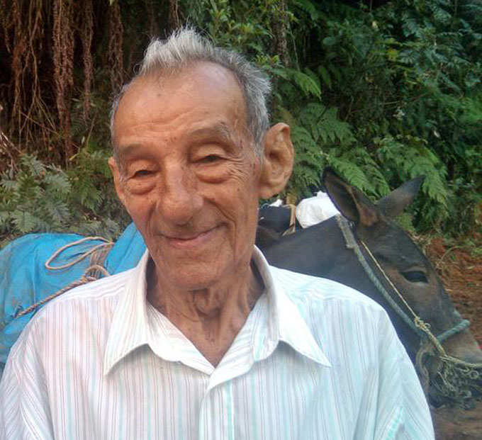 wrr2's tweet photo. Quiso la casualidad q Polo Torres, el Capitán Descalzo, falleciera este Octubre a los 92 años. 
"Cuando me llegó la noticia de q el #Che había muerto...lloré"
Así sintió el humilde campesino la caída del #GuerrilleroHeroico
.👇
https://t.co/1G5T6BzagL
.👇
@TVSerrana 
#Cuba https://t.co/YgXnEUuY36