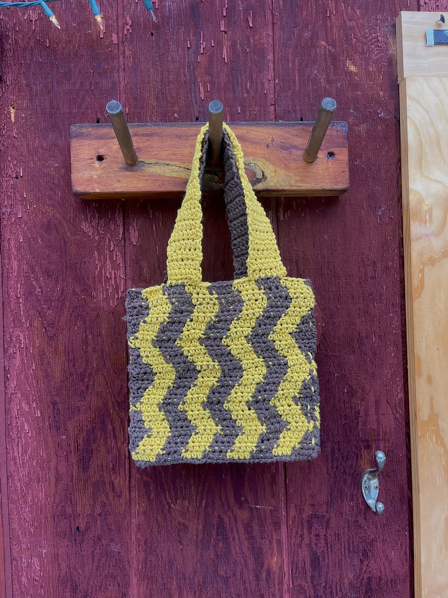 alaskacrochet's tweet photo. coming back to Twitter to show off my new bags! &amp; pattern! https://t.co/lkcjceKnvt