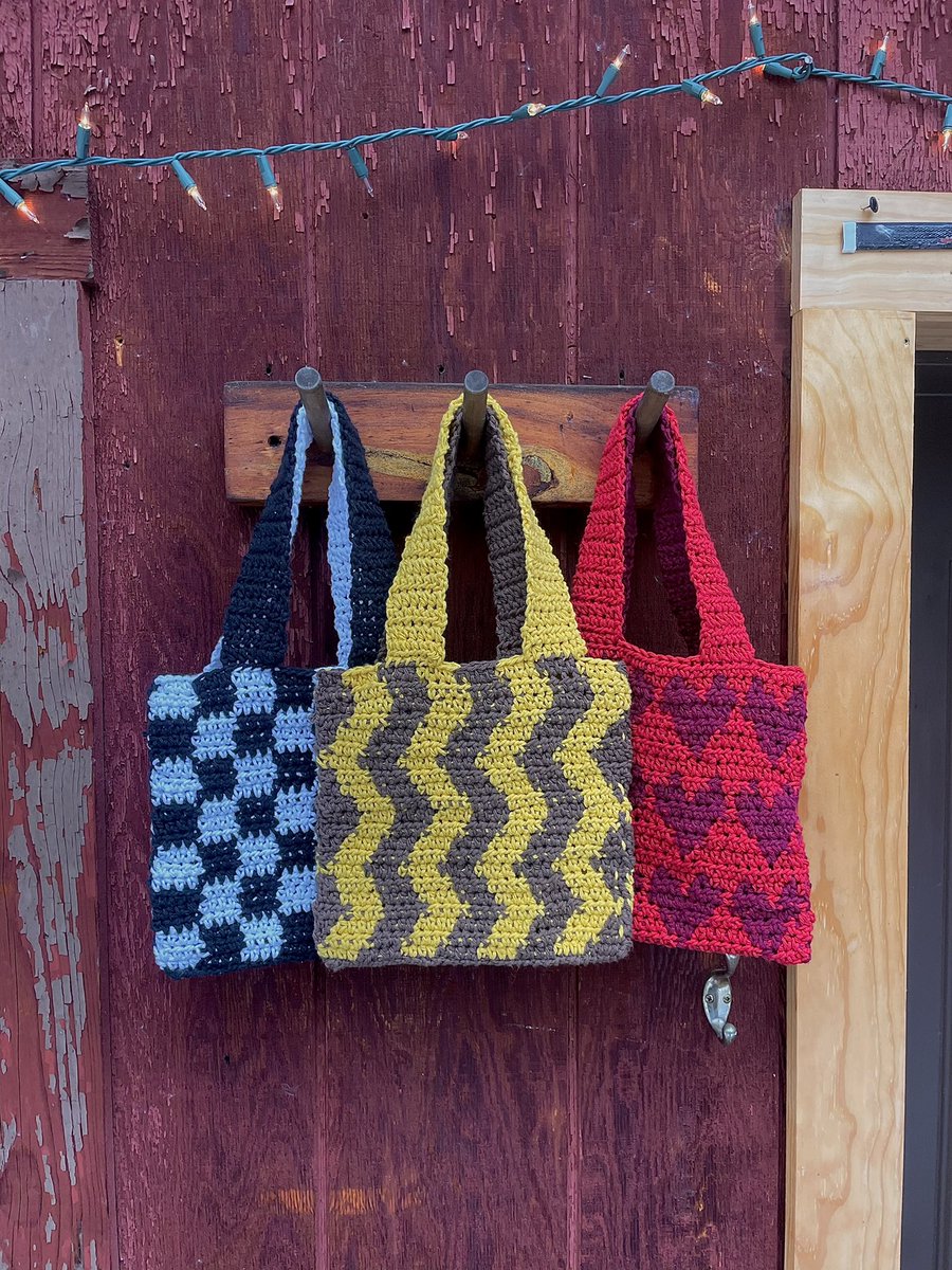 alaskacrochet's tweet photo. coming back to Twitter to show off my new bags! &amp; pattern! https://t.co/lkcjceKnvt