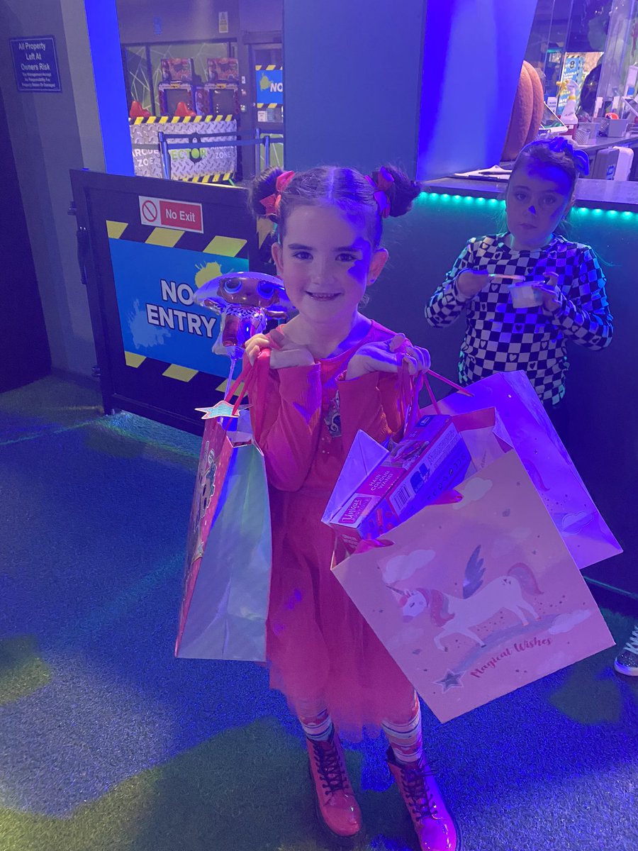 LucyAnderson82's tweet photo. @neilfenlon Thanks everyone - she had a fab day 🥳🛍🎈 https://t.co/GeJ0V9oJBT