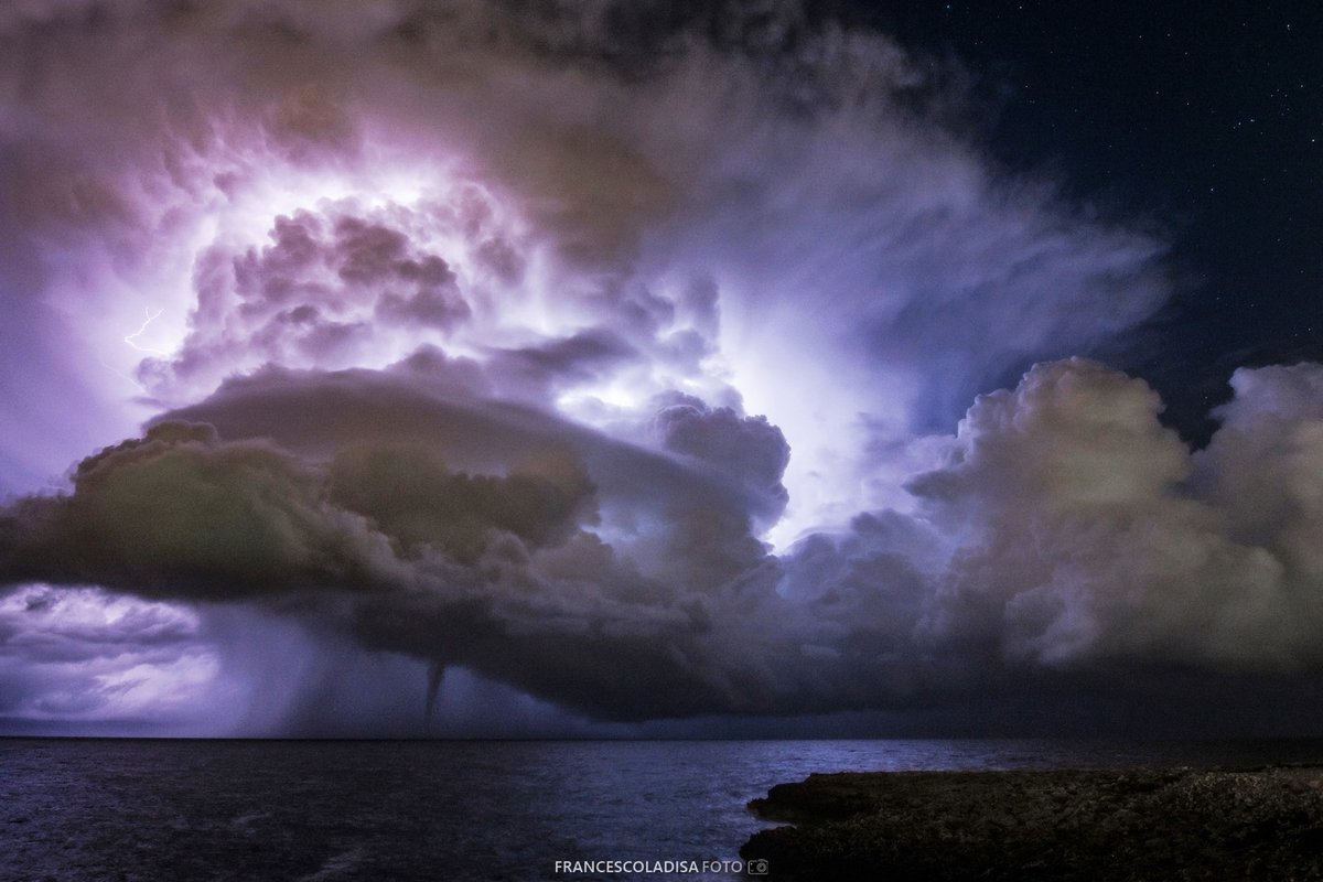 mesociclone, #tornado e #fulmine in un solo scatto.
Ph Francesco Ladisa da Polignano a Mare (BA), notte tra 8 e 9 ottobre 2021.
#Lightning #storm <a href="/MNW_Puglia/">MeteoNetwork Puglia</a>