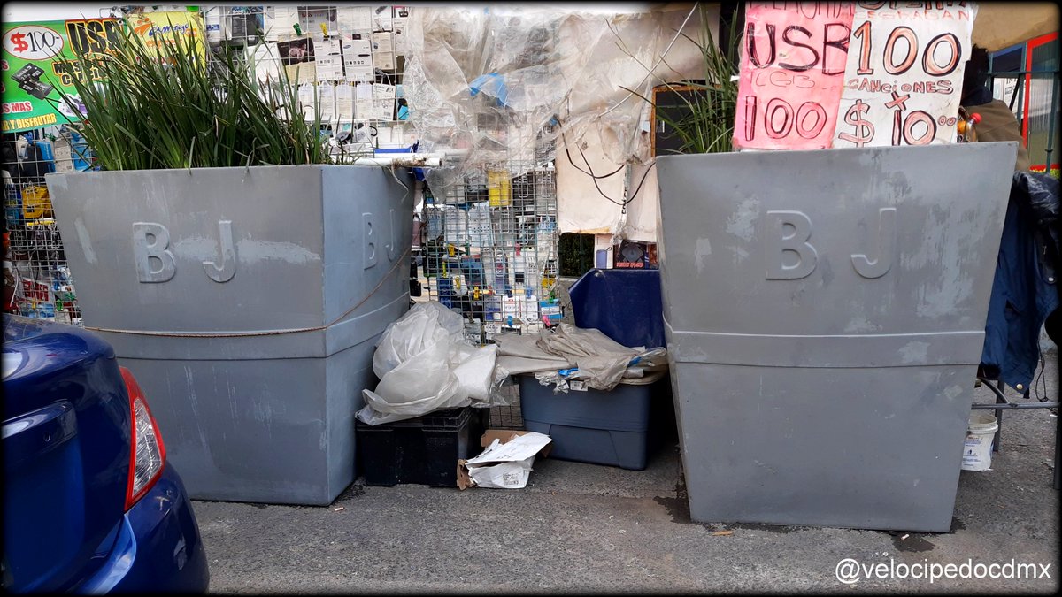 velocipedocdmx's tweet photo. Asi el ambulantaje en @BJAlcaldia y @STaboadaMx sigue sin cumplir su promesa de erradicarlo ni de ofrecer alternativas de empleo. #ConcejoBJ @LibreenelSur @ddmexico_bj @PoderAG_BJ @PODERCIUDAD760 #BenitoJuárez #TaboadaAlcalde #VamosPorMàs https://t.co/jxXo3ZMAlo