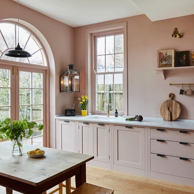 FatShackVintage's tweet image. The country charm in this space is simply uplifting. We love the soft subtle pink that adds to the lure of this bright and airy space.
.
.
.
#coountrykitchen #countrycharm #kitchencolour #kitchendining #kitchenlighting   
Image via @squaresofcolours
📷 @snookphotograph