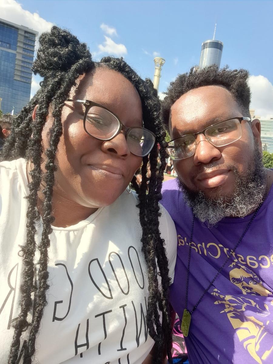 McCaulskyMarlon's tweet photo. We hot. No really it's too damn hot out here @Sheena_annmarie 😔 #Onemusicfest https://t.co/zmLKljTWh7