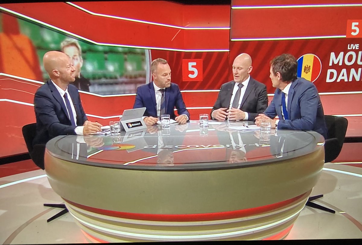 JohanMoesgaard's tweet photo. Kasper Hjulmand: “Vi skal huske at hylde vores helte”. Helt, helt enig - for det her landshold med Simon Kjær (nomineret til Balon D’Or) og Kasper Schmeichel (nomineret til verdens bedste målmand) er fantastisk. Vi skal virkelig nyde de drenge, så længe vi har dem! ⚽️⚽️⚽️ #molden https://t.co/YON4vMtrkb