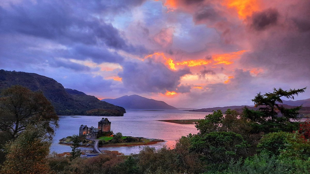 Eilean Donan Castle #EileanDonanCastle #Scotland #Scotlandsunset #sunset #Sunsets #RedSky #October #Dornie