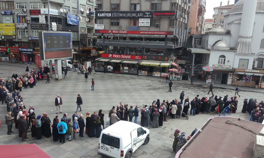 ay_moon_ay's tweet photo. Daha önce Tanzim Satış Kuyruklarına "Haftaya Marul gelecek" müjdesi veren Erdoğan, Türkiye'de yiyecek kuyrukları yok demiş.. https://t.co/QOAz9mlPdC
