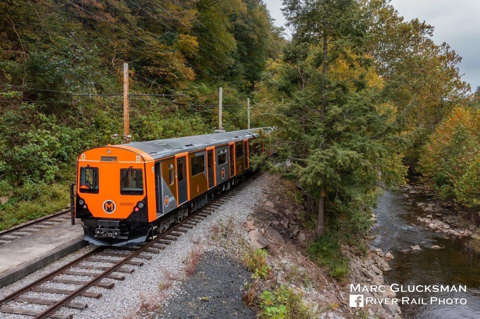 MrTimDunn's tweet photo. London Underground… goes USA!
District line commuters may recognise one of their old trains (D78 stock) here. It’s been cleverly rebuilt &amp; parts recycled &amp; upgraded, by @Vivarail. This smart little metro unit is now on demo in Pennsylvania. Via @Clinnick1 https://t.co/PtZ6tXVH2y https://t.co/BAxbe5kWaJ