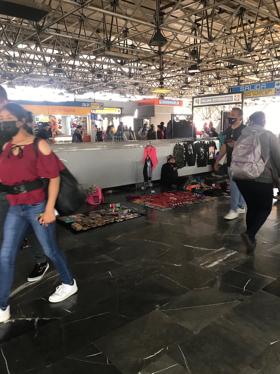 Alday_Ric's tweet photo. @MetroCDMX ¿Qué onda con el mercado instalado en Metro Chabacano? Pasillos enteros de vendedores. https://t.co/dqJGyBvmhw