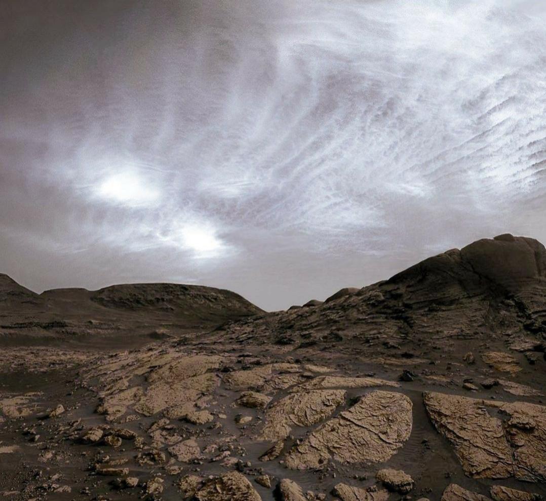 redditSpaceView's tweet photo. Beautifully overcast sky at Gale crater on #Mars. Curiosity Rover captured this image https://t.co/m6O7xseDCW