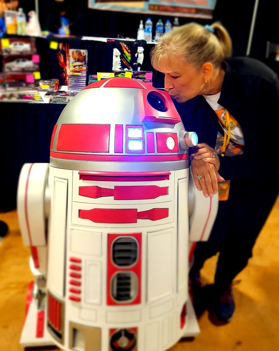 Katie 14 supporting at @SciFiValleyCon... thank you Katie!!!💗#BreastCancerAwareness