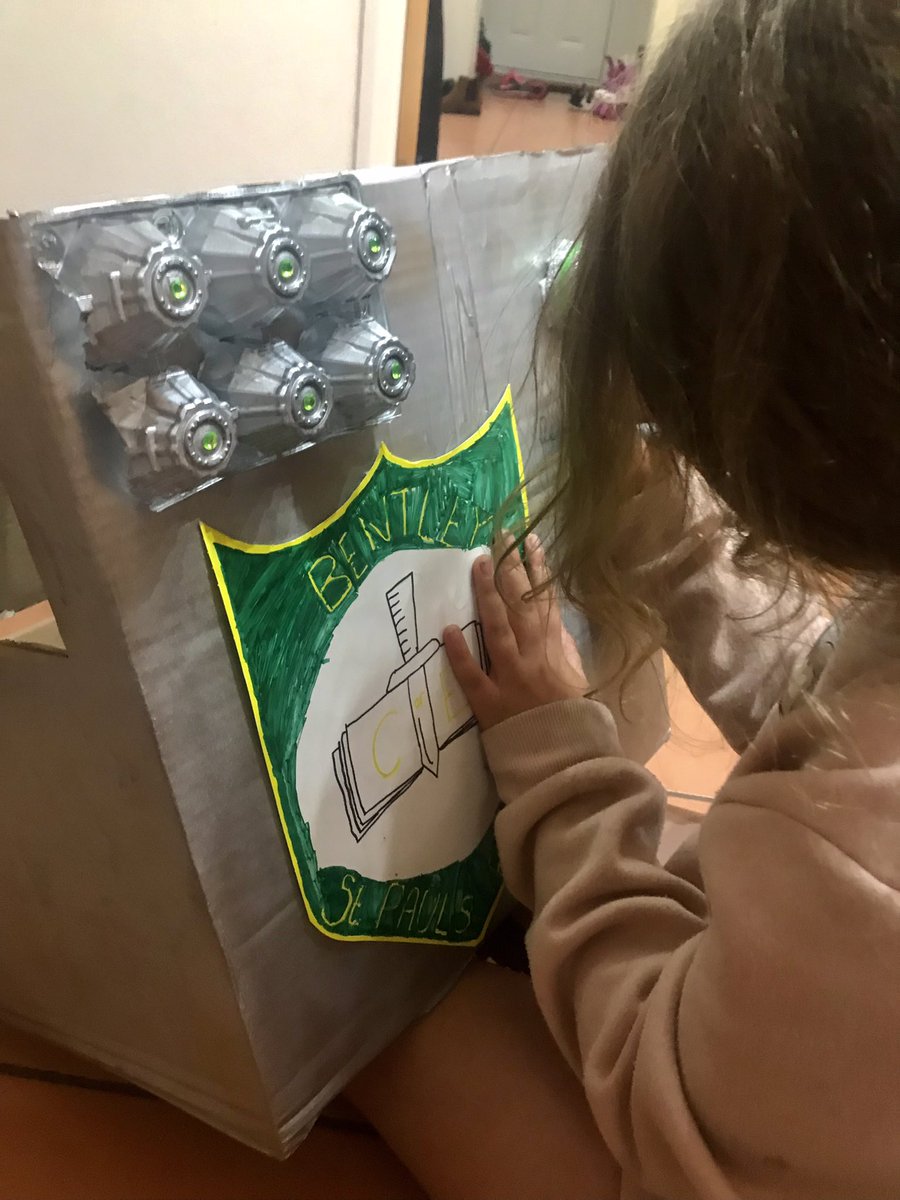 mini_rolls's tweet photo. @bentleystpauls 5 #mylearning points please for Aurora’s robot costume ‘Bentley Bot 2021’ made from recycled materials 🤖 https://t.co/dPrVvkFCpu