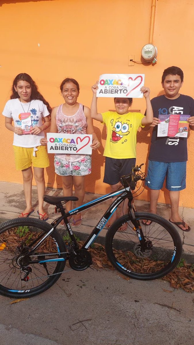 AlbertoEsteva's tweet photo. @corazn_abierto Cristian Alberto Gutiérrez Pineda del Municipio El Espinal , recibe una bicicleta de #TioAlberto por ser un hijo y nieto de Excelencia ayuda a su abuelo en la limpia de Milpa ♥️🎖 https://t.co/Yj3sZosG74
