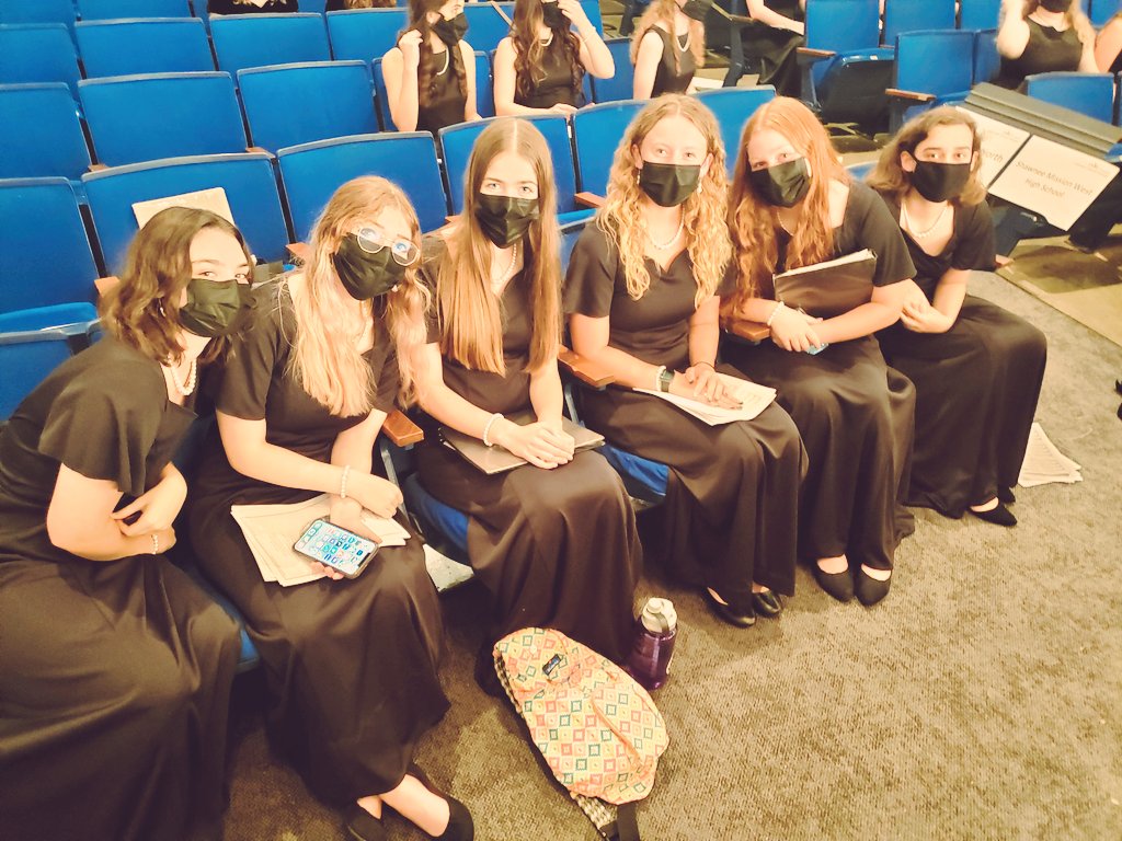 SMWestChoirs's tweet photo. Day 1  of Cantate Festival = Big Success! Madrigal Singers did a fantastic job and had a great clinic with Dr. Robison. Ready for tomorrow at the Kauffman Center for the Performing Arts! @SMWestOffice https://t.co/nfetWspxZH