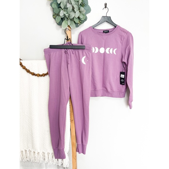 Samugirls's tweet photo. So good I had to share! Check out all the items I'm loving on @Poshmarkapp from @KKleppin #poshmark #fashion #style #shopmycloset #hottopic #wildfox: https://t.co/Uc6S71Q7oO https://t.co/HJiFW178me