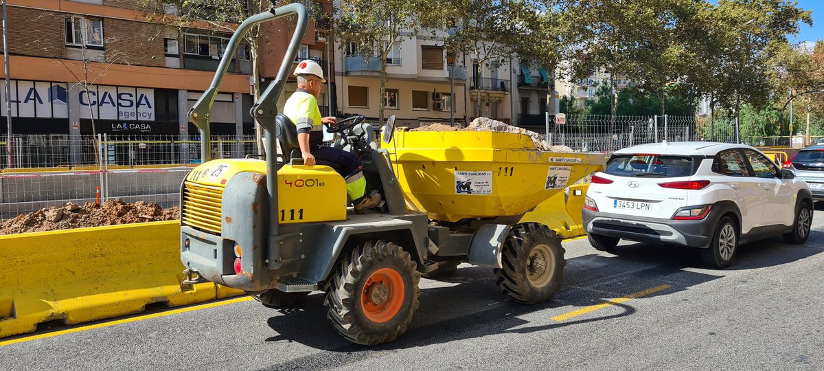 silviacasorran's tweet photo. A #LaMeri seguim reduint l'espai dedicat al cotxe per retornar-lo a les persones, a la #biciBCN i al verd. Necessitem ciutats resilients.
#SuperillaBarcelona
@Bcn_SantMarti @BCN_Ecologia https://t.co/Hzq2wuV2DW