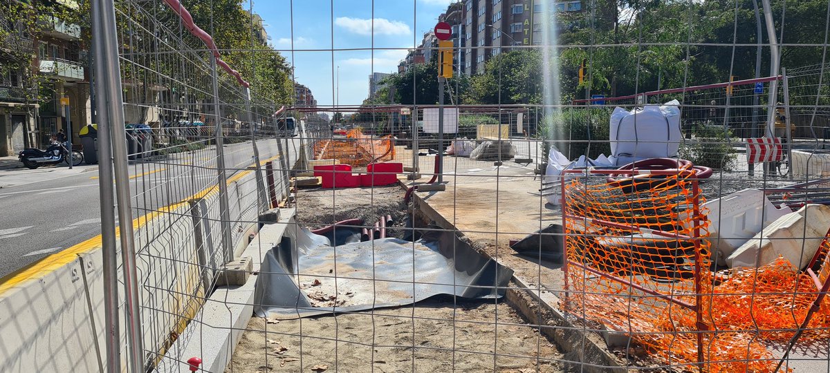 silviacasorran's tweet photo. A #LaMeri seguim reduint l'espai dedicat al cotxe per retornar-lo a les persones, a la #biciBCN i al verd. Necessitem ciutats resilients.
#SuperillaBarcelona
@Bcn_SantMarti @BCN_Ecologia https://t.co/Hzq2wuV2DW