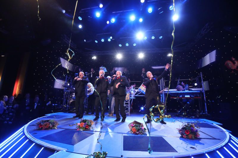 🎉 OÉTSLAAG JOCUS LEEDJESAOVEND 🎉 De veer nieje Jocusleedjes zien gekaoze!  

1ste plaats: Dao kump Sjakie haer, gezônge door Jan Derijk, Paul Klaassens, Joep Bindels en Paul van Steenkiste.  

Volledige oétslaag: jocus.nl

#maakdrwatmoeisvan #leedjes21
