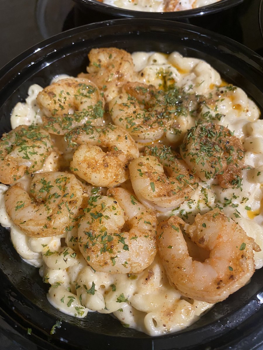 OneFreshPillow's tweet photo. Having friends in delicious, cheesy places sure pays off. @TallyMacShack sent our pal @DannyAller to deliver dinner, and it SLAPS. Hoping this Buffalo chicken mac will hit Aaron right in the tastebuds. Thanks so much for taking care of us 💙 https://t.co/8ZC6DMnXVi