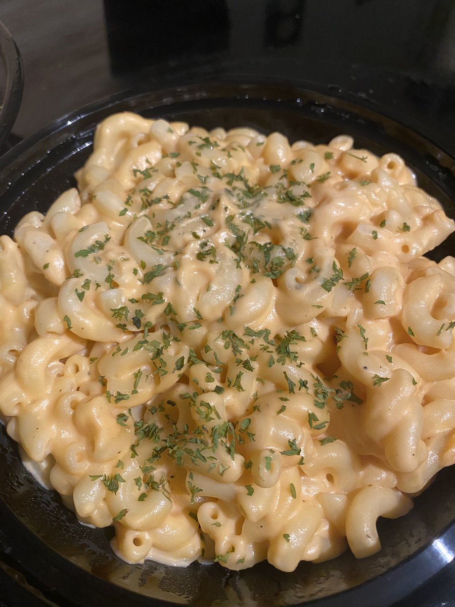 OneFreshPillow's tweet photo. Having friends in delicious, cheesy places sure pays off. @TallyMacShack sent our pal @DannyAller to deliver dinner, and it SLAPS. Hoping this Buffalo chicken mac will hit Aaron right in the tastebuds. Thanks so much for taking care of us 💙 https://t.co/8ZC6DMnXVi