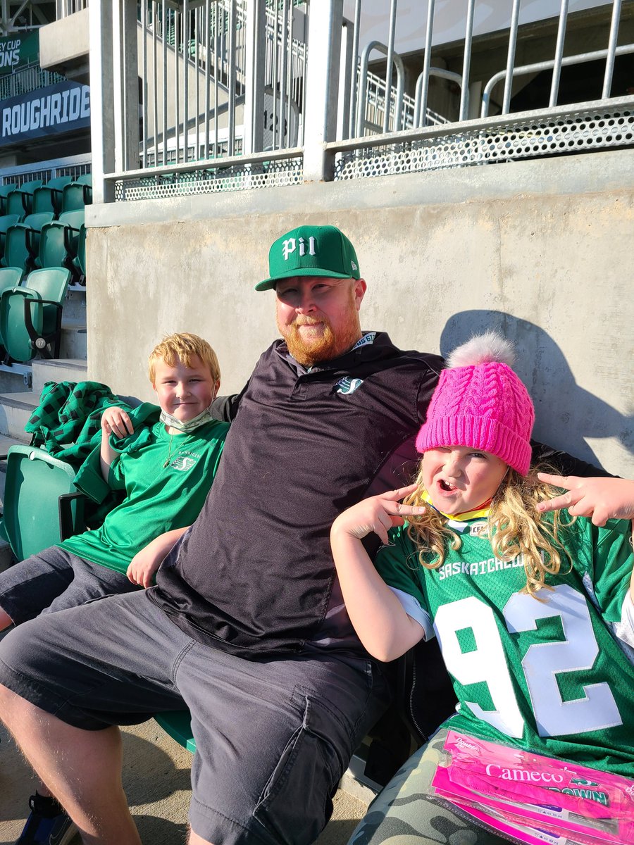 Moenski's tweet photo. @sskroughriders #riderslive #ruffleschipgiveaway #sec128  So Grateful for a beauty day for some family football! https://t.co/ESQzGRph8e
