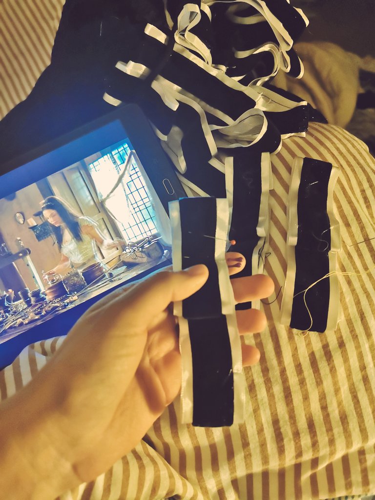 maryintothewoo1's tweet image. #twitchoffline an meinem #yennefercosplay arbeiten, die Ärmel bringen mich noch ins Grab #cosplayde #cosplaywip Wer die Serie errät, bekommt einen käse