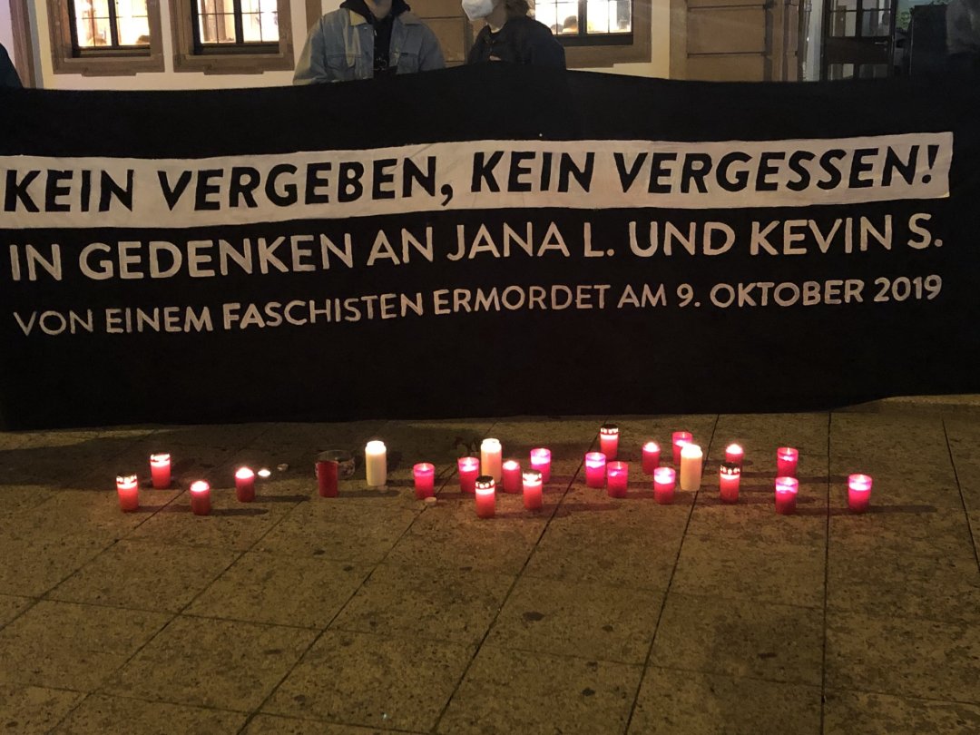 Kein Vergeben, kein Vergessen!<br>In Gedenken an Jana L. und Kevon S.<br>von einem Faschisten ermrodet am 9. Oktober 2019