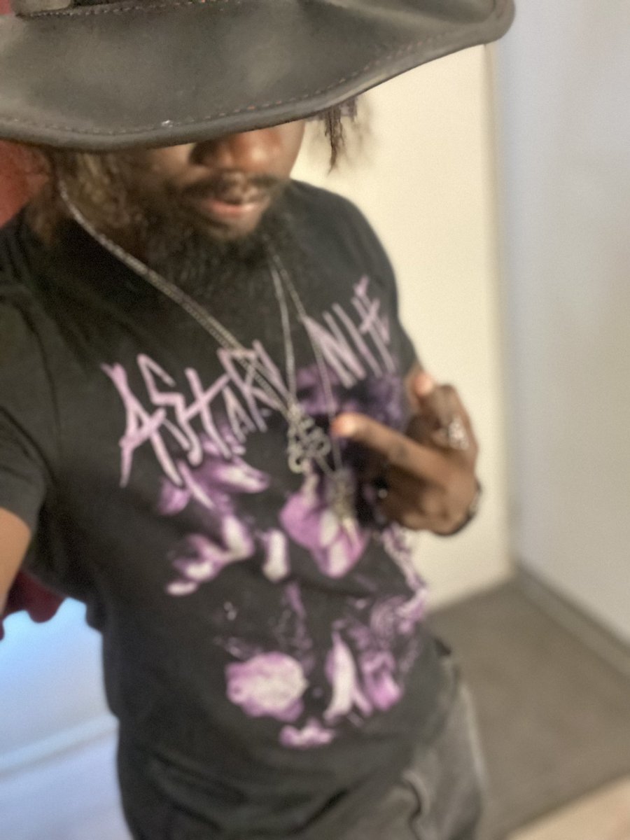 treveraeon's tweet photo. @writingvampires No one asked but here’s how I’m dressed I guess 😅😅 #AbsolutionFest https://t.co/NiNaDa7lTo
