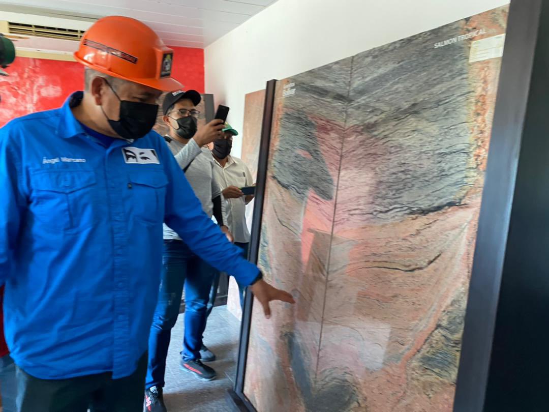amarcanopsuv's tweet photo. Visité con @comandosergioh una tremenda empresa de Granitos. Vamos a meterle fuerza a la productividad por la Patria @NicolasMaduro tenemos los recursos naturales , el mejor talento  humano y las ganas de hacerlo porque BOLÍVAR TIENE CON QUÉ!!! @TareckPSUV https://t.co/KHiDjbpd13
