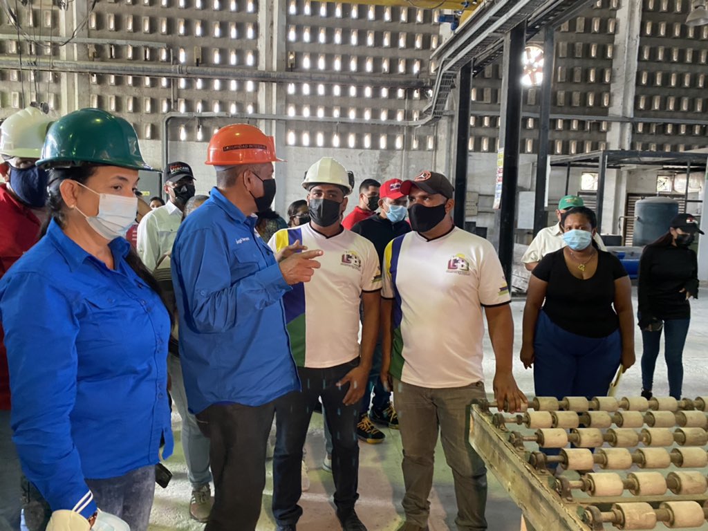 amarcanopsuv's tweet photo. Visité con @comandosergioh una tremenda empresa de Granitos. Vamos a meterle fuerza a la productividad por la Patria @NicolasMaduro tenemos los recursos naturales , el mejor talento  humano y las ganas de hacerlo porque BOLÍVAR TIENE CON QUÉ!!! @TareckPSUV https://t.co/KHiDjbpd13