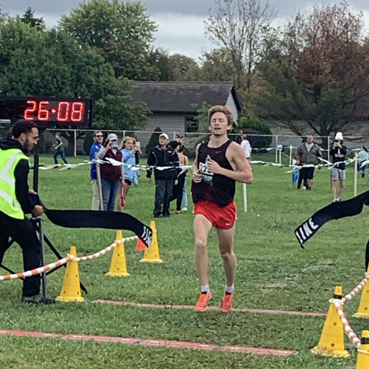YSUCoachGorby's tweet photo. Very Proud these YSU XC Penguins bringing home a team win at Slippery Rock Bill Lennox 5mile XC Race! So happy along with teammates/staff for SR Matt Mangus breaking the tape for the Big Win 🐧💨
Mike Formica(FR) 4th
Luke Baun(JR) 5th
Chase Stewart(FR) 7th
Jack Aulbach(FR) 8th https://t.co/jzuhKIHs7E