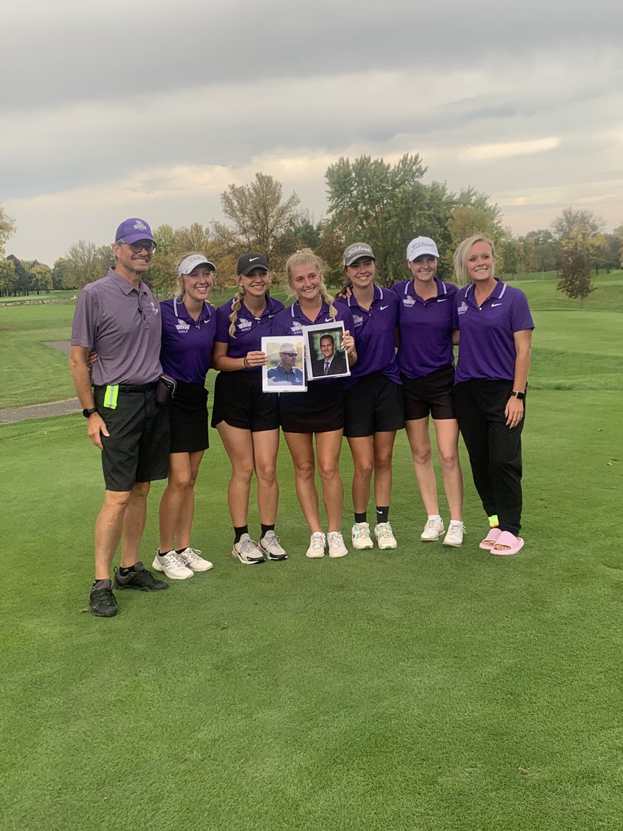 unweagles's tweet photo. Coach Aune posing with the UMAC Champs 😏 

@unw_golf https://t.co/EgwImzs7yf