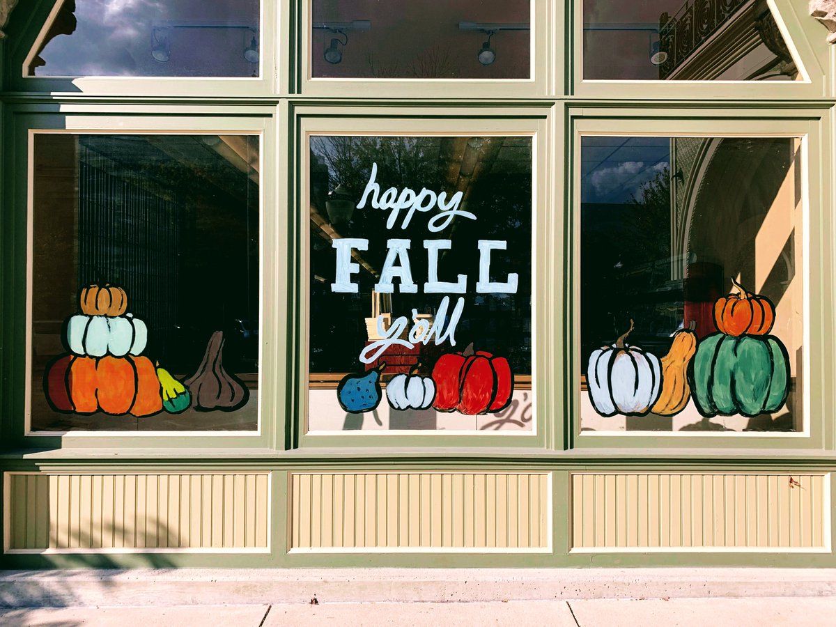 PiquaLibrary's tweet photo. New season, new window display! What is your favorite thing about fall? #PiquaLibrary #HappyFallYall #FallIsHere #AutumnSeason #LibraryWindow #WindowDisplay #LoveToRead #LibraryFun #PiquaOhio #PiquaOH #ThisIsPiqua #LovePiqua https://t.co/O2Yq5FcZHm