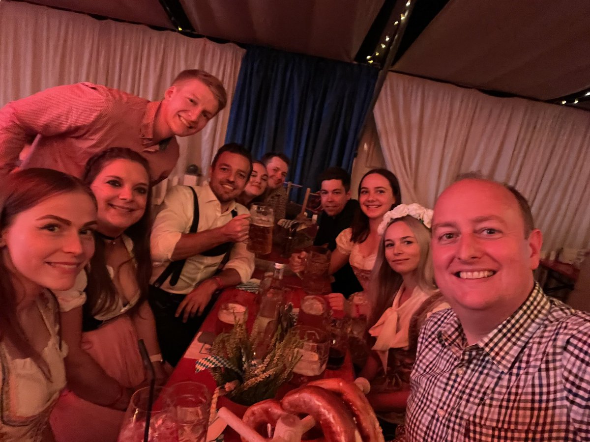 Riesiges Dankeschön an mein Wahlkampfteam für die mega Unterstützung in meinem Wahlkampf - Ihr seid die Besten! 🗳🥇 Heute haben wir zusammen (unter 2G-Bedingungen) beim #RüOktoberfest ordentlich gefeiert. 🚀🍻 #teamhauer #essen #ruhrgebiet #wk120 #cdu