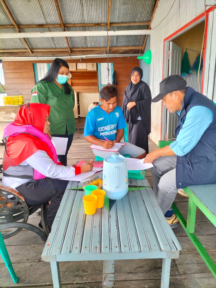 Erwansa7's tweet photo. Senin (4/10/2021), Erwansa,  Luhkan Kutai Kartanegara, di hamparan tambak pokdakan sinar perangat mekar dan sinar pemangkaran jaya, kegiatan fasilitasi izin perhutanan sosial bagi pembudidaya ikan (hari 1),  pengambilan titik koordinat tambak. https://t.co/ziNinvADEQ