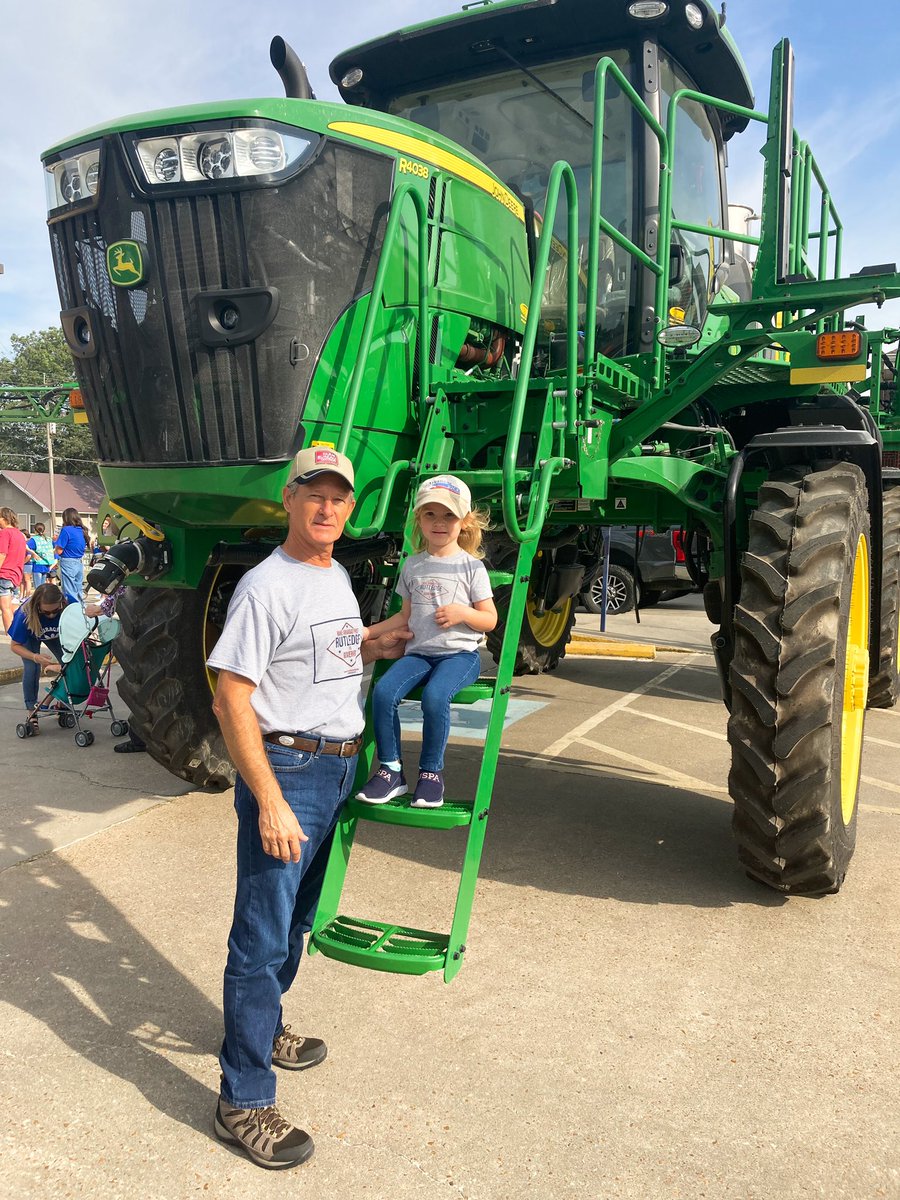 LeslieRutledge's tweet photo. My farm family had fun w/ Julianna at the Rice Festival in Weiner! Arkansas is #1 in rice; it’s time to #MakeArkansasFirst in everything! @RiceArkansas https://t.co/tnZNYTZ3sc