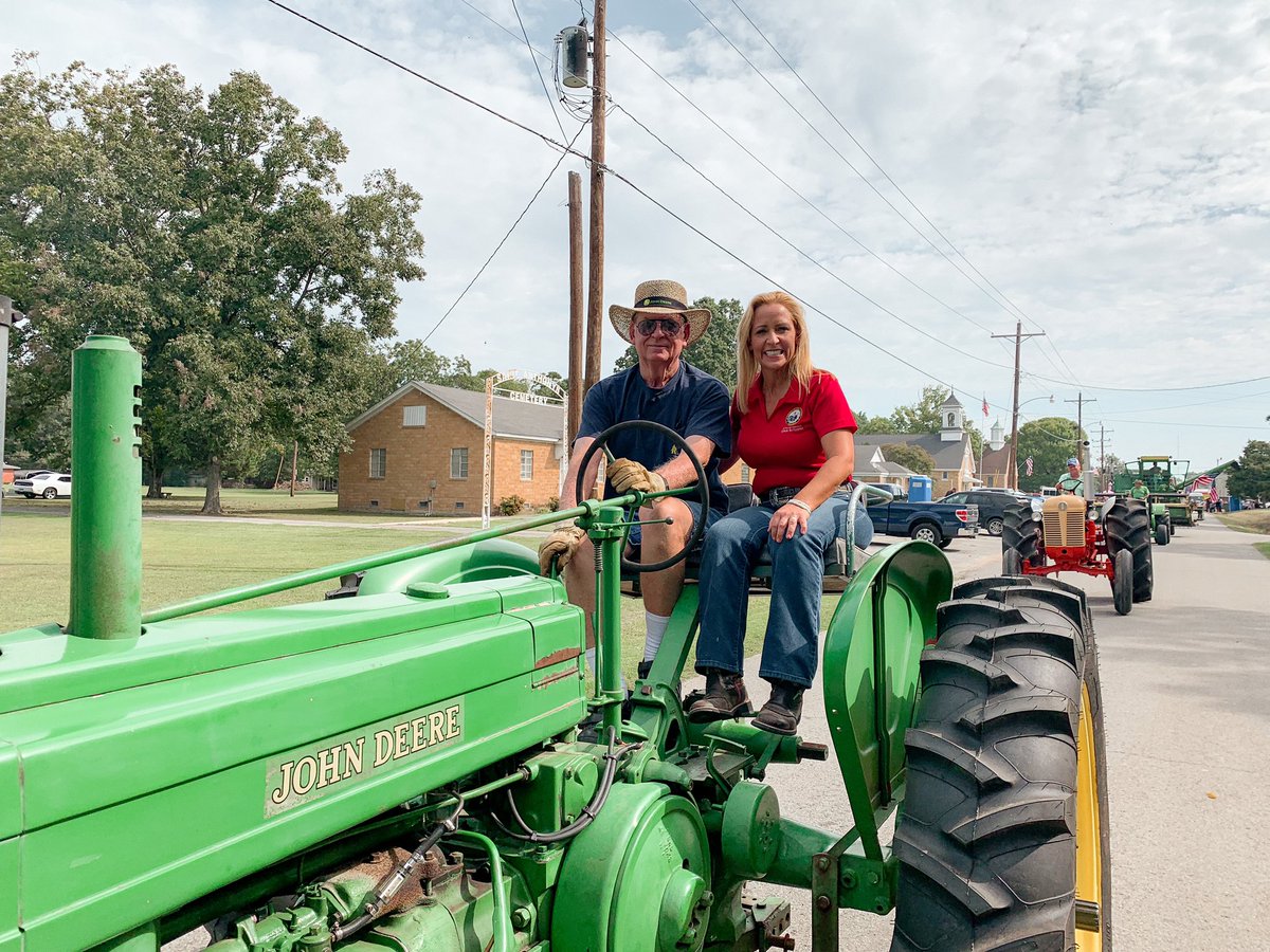 LeslieRutledge's tweet photo. My farm family had fun w/ Julianna at the Rice Festival in Weiner! Arkansas is #1 in rice; it’s time to #MakeArkansasFirst in everything! @RiceArkansas https://t.co/tnZNYTZ3sc