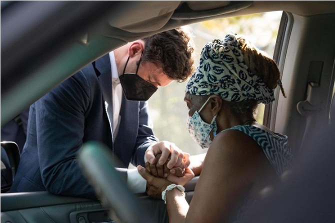 kalmantibs's tweet photo. Beautiful image capturing a tender moment as @ossoff pauses for prayer with Dr. Mildred McClain of Harambee House yesterday in Savannah, Ga. 🙏🕊️❤️ https://t.co/ODeq1C848i