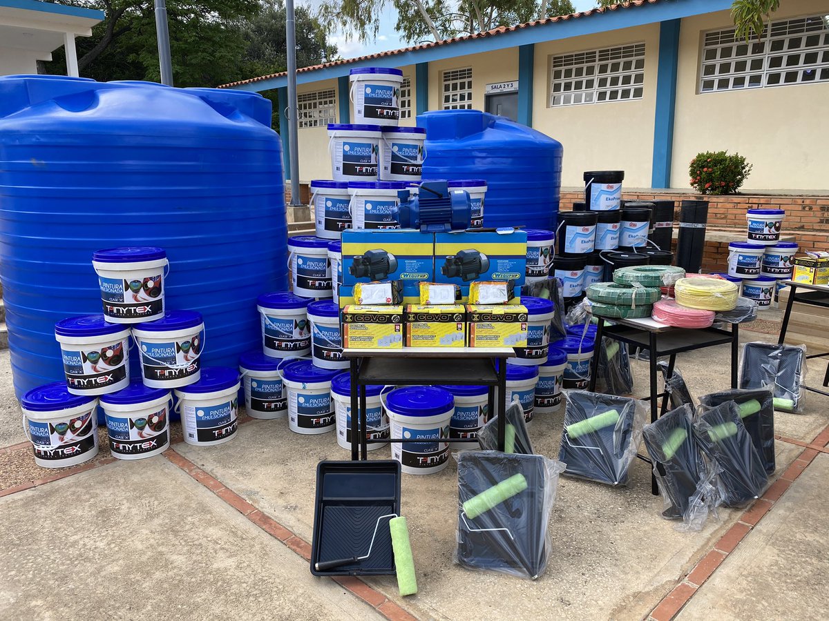 Nos abraza “La Tierra del Sol Amada”, al recibir de parte del presidente <a href="/NicolasMaduro/">Nicolás Maduro</a>, materiales para rehabilitar 70 infraestructuras escolares del estado #Zulia y mil 700 acreditaciones para maestras y maestros que hoy ingresan a la nómina del <a href="/MPPEDUCACION/">MPPEDUCACION</a>