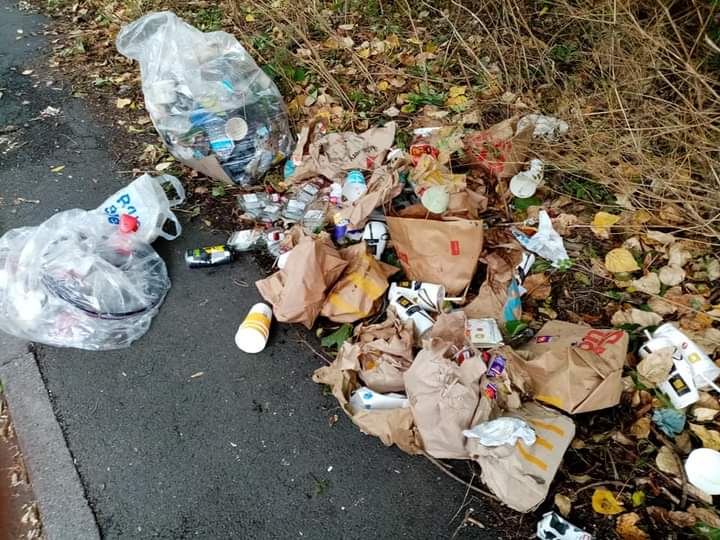 SheffLitterPick's tweet photo. Today in #Sheffield. Brown bags. Cups. Straws. Plastic lids. Greasy paper. Plastic sachets. Plastic spoons. Napkins. Cardboard. @McDonaldsUK - if your customers aren't thinking, you will have to do it for them. Reduce this packaging please. This is not acceptable. #Responsibility https://t.co/AK5FQlyQbx